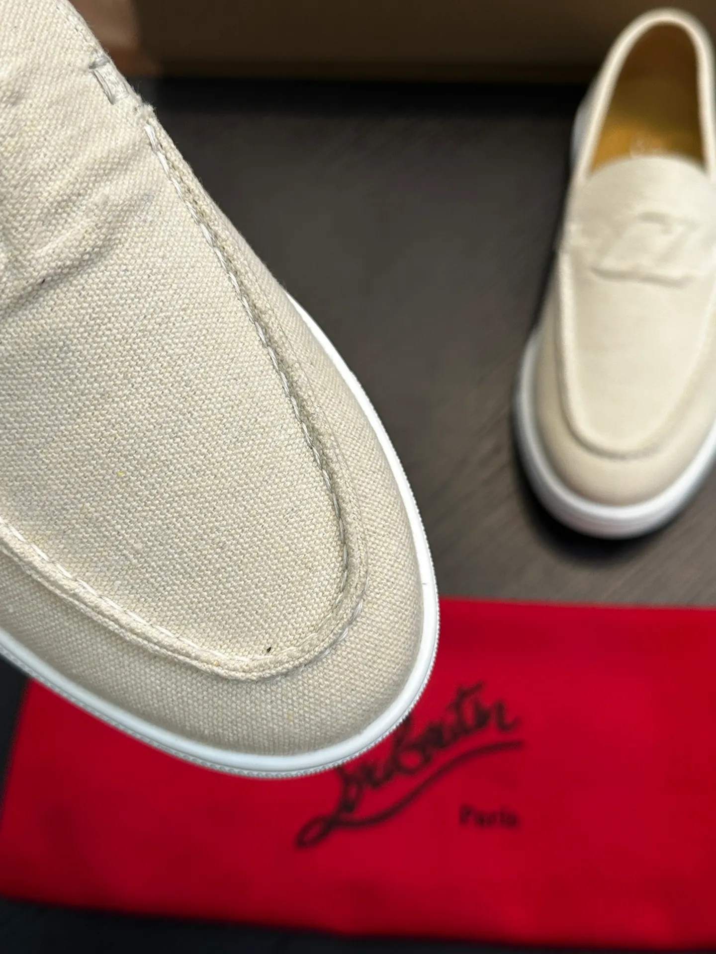 P760💰Christian Louboutin (red-soled shoes) Italian men’s casual sneakers are shipped! Each pair of shoes from this Italian handmade shoe brand has a simple and classic design, which is very comfortable and versatile! The upper fabric of this shoe is made of imported cowhide, with high-end and comfortable cowhide lining! The outsole is made of original rubber bottom sheets and is lined with cowhide! Brand-specific molded footbed, exclusive private mold control! Original box packaging, with shoe storage bag! 39 40 41 42 43 44 (38 45 46 customized)